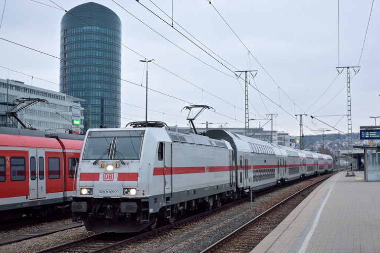 146 553 mit IC 2386/RE 52386 bei km 15,6 (Februar 2018)