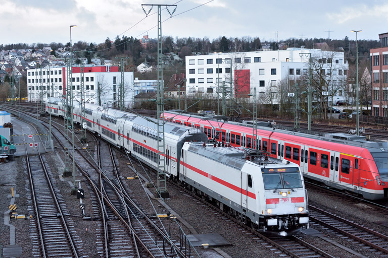 146 557 mit IC 2284/RE 52284 bei km 16,0 (Januar 2018)
