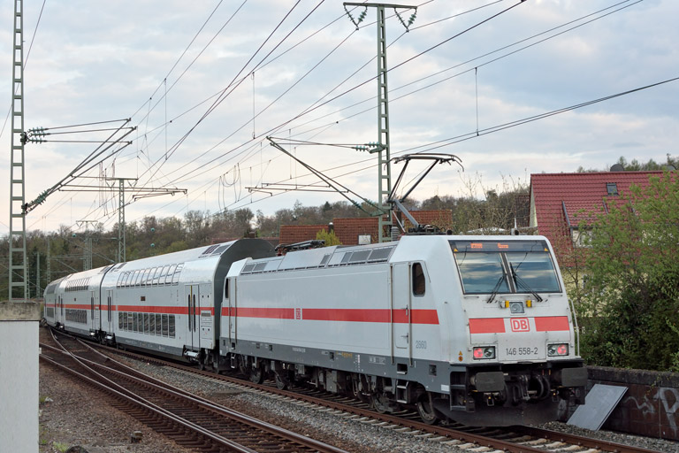 146 558 mit IC 2289/RE 52289 bei km 16,8 (April 2018)