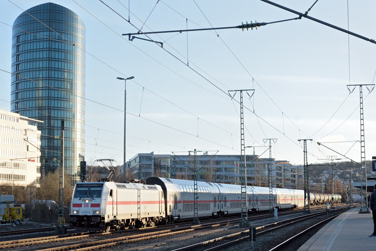 146 561 mit FbZ 2476 bei km 15,6 (M&auml;rz 2018)