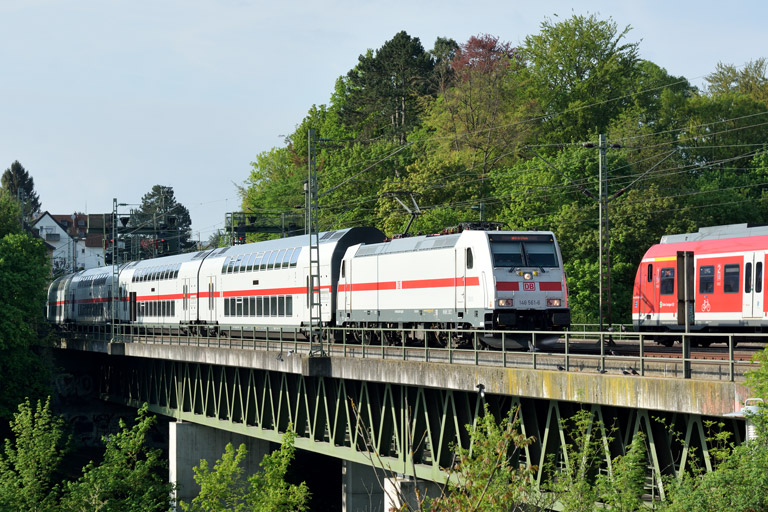 146 561 mit IC 2284/RE 52284 bei km 14,6 (April 2018)