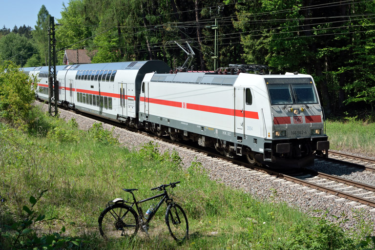 146 562 mit IC 2280/RE 52280 bei km 18,2 (Mai 2018)