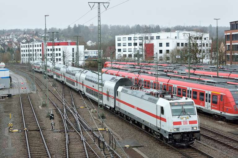 146 564 mit IC 2280/RE 52280 bei km 16,0 (Februar 2018)