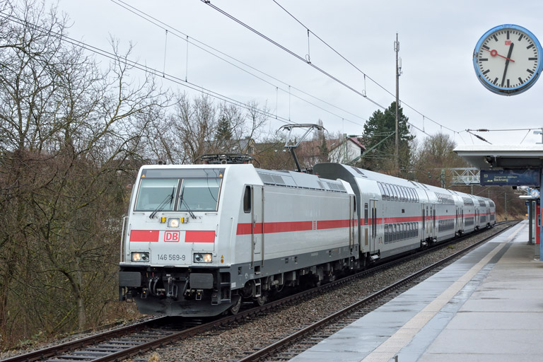 146 569 mit IC 2280/RE 52280 bei km 14,0 (M&auml;rz 2018)