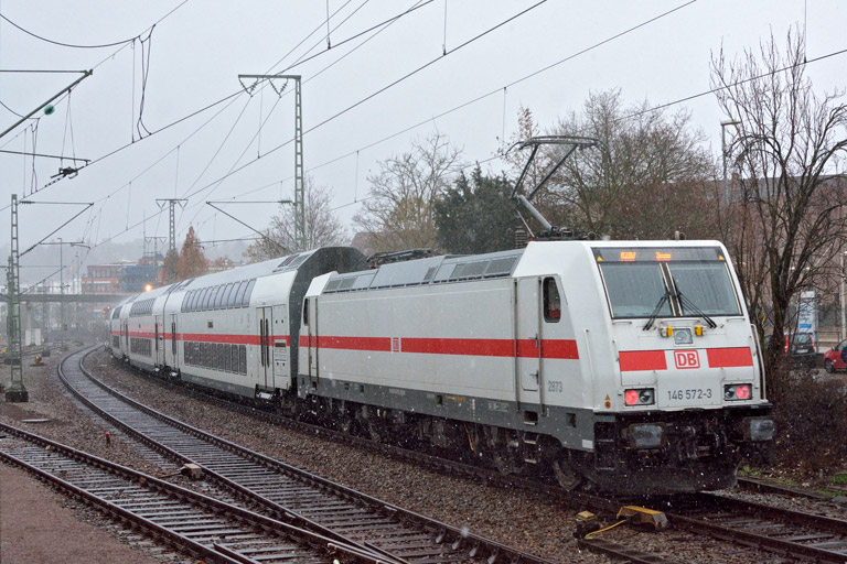 146 572 mit IC 2387/RE 52387 bei km 15,8 (Januar 2018)