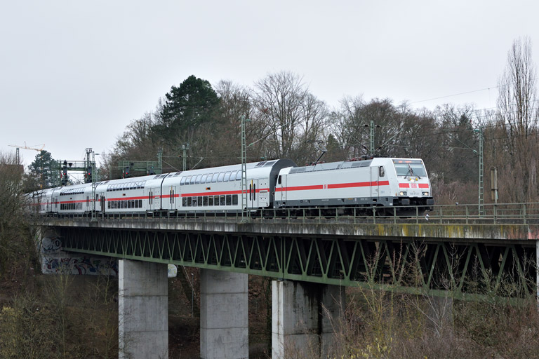 146 573 mit IC 2280/RE 52280 bei km 14,6 (Januar 2018)