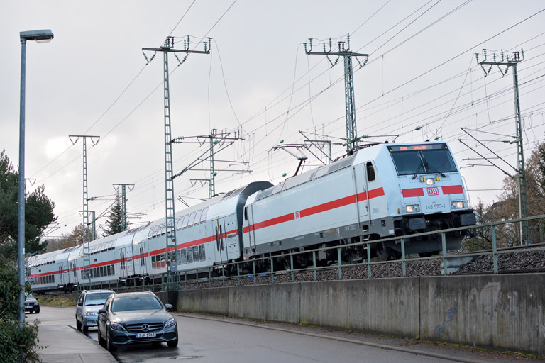 146 573 mit IC 2288/RE 52288 bei km 16,4 (Januar 2018)