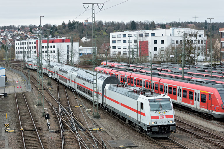 146 573 mit IC 2288/RE 52288 bei km 16,0 (Januar 2018)