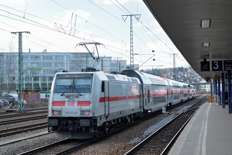 146 574 mit IC 2385/RE 52385 bei km 15,6 (M&auml;rz 2018)