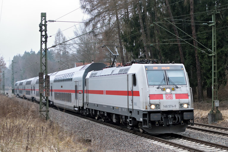 146 574 mit IC 2388/RE 52388 bei km 18,2 (M&auml;rz 2018)