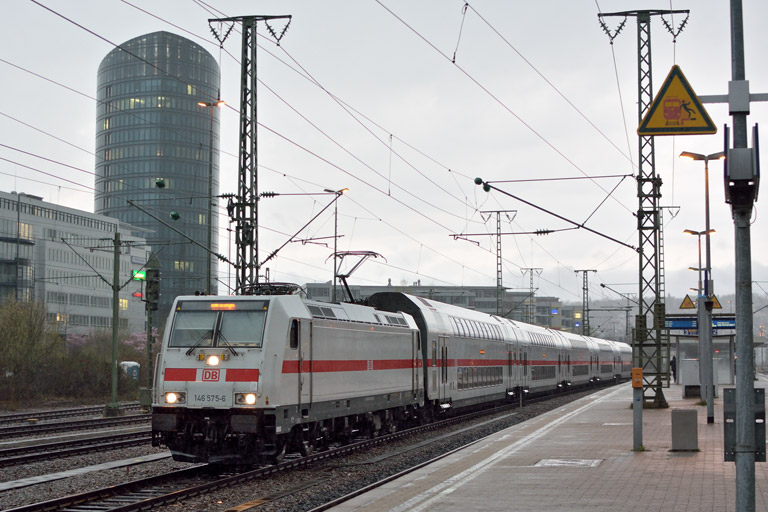 146 575 mit IC 2384/RE 52384 bei km 15,6 (April 2018)