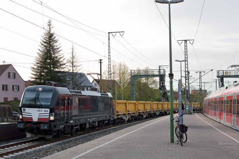 193 854 mit Bauz 91952 bei km 16,8 (April 2018)