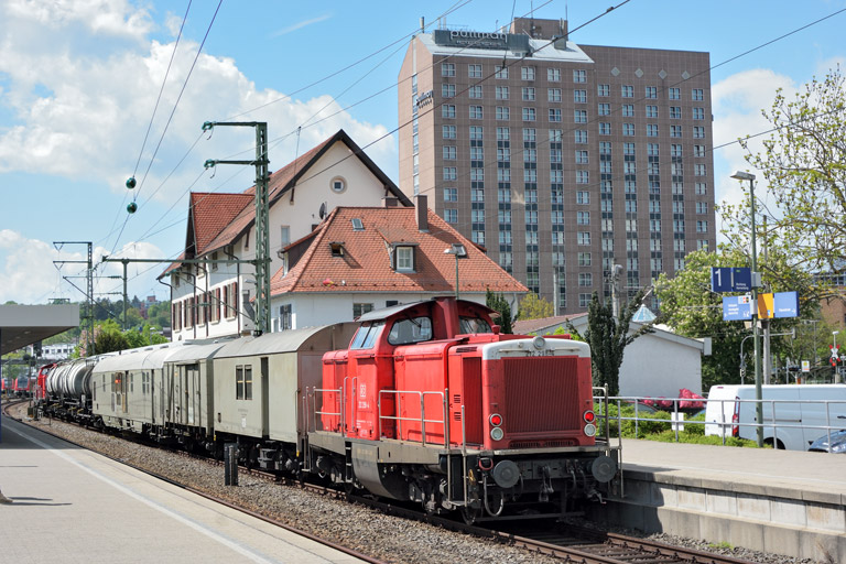 212 298 mit Bauz 92204 bei km 15,6 (April 2018)