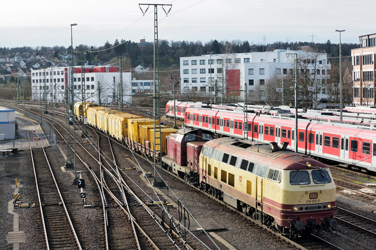 218 105 und V100 2335 mit DGV 92191 bei km 16,0 (Januar 2018)