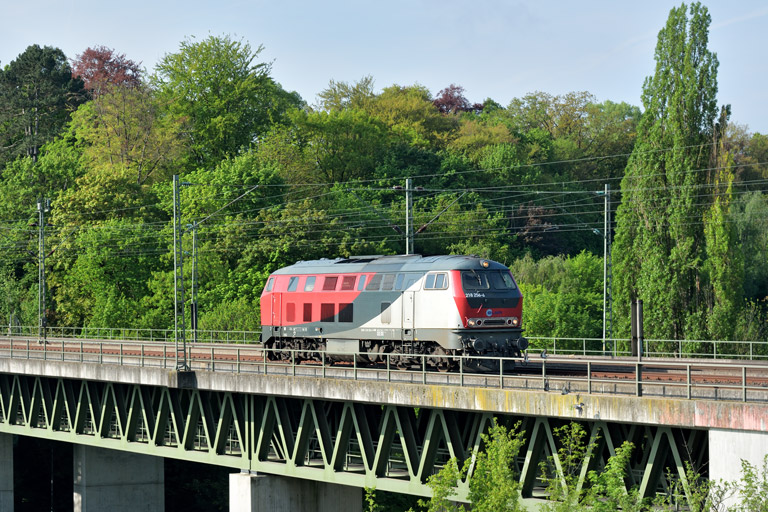 218 256 als Tfzf 79554 bei km 14,6 (April 2018)