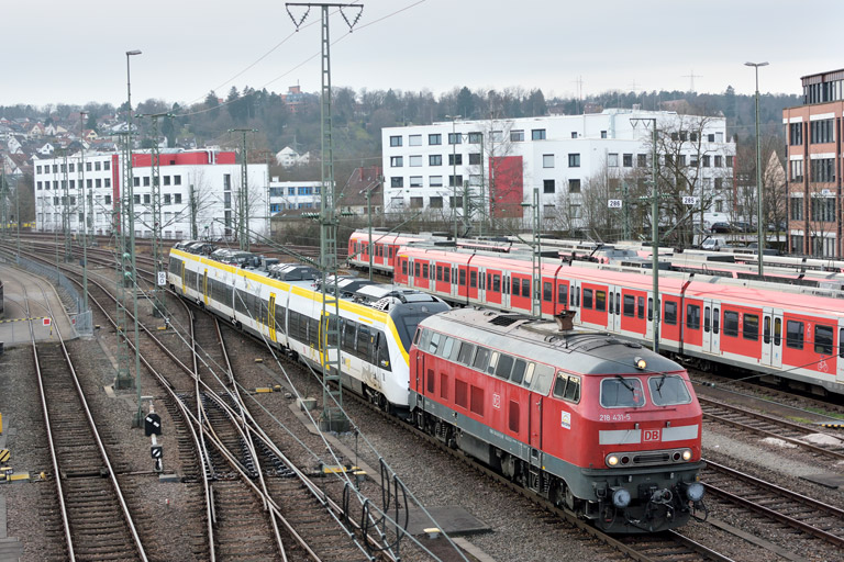 218 431 und 3442 200 als Lr 70157 bei km 16,0 (Januar 2018)