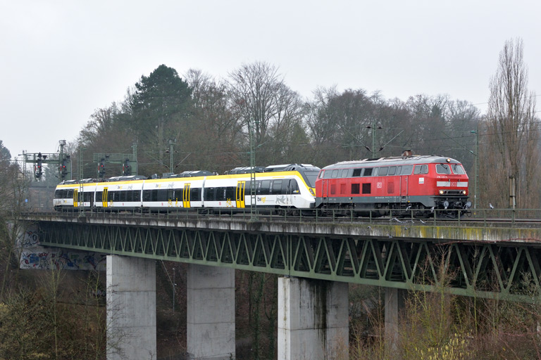 218 431 und 3442 211 als Lr 70156 bei km 14,6 (Januar 2018)