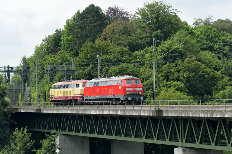 218 499 und 218 105 als Tfzf 91341 bei km 14,6 (Juni 2018)