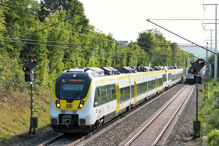 3442 200 und 3442 203 als RE 17660/17610 bei km 24,6 (August 2018)