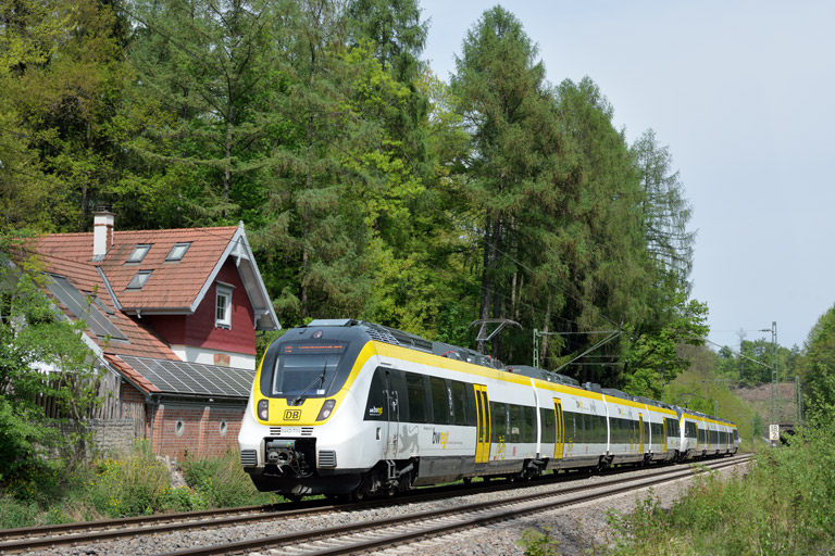 3442 204 und 3442 206 als RE 17609/17659 bei km 18,2 (April 2018)