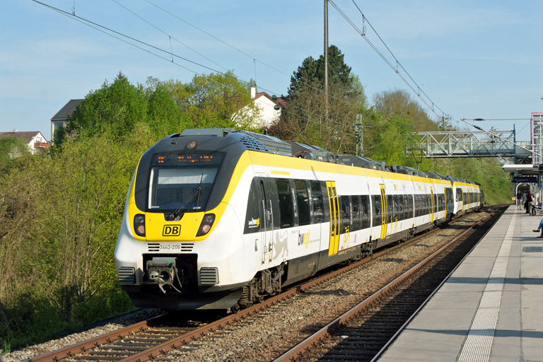 3442 206 und 3442 202 als RE 17660/17610 bei km 14,2 (April 2018)