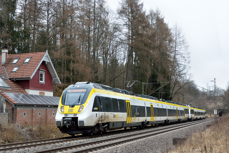 3442 212 und 3442 200 als RE 17609/17659 bei km 18,2 (M&auml;rz 2018)