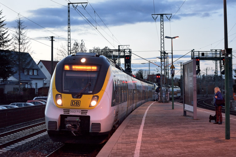 3442 212 und 3442 200 als RE 17613/17663 bei km 16,8 (M&auml;rz 2018)