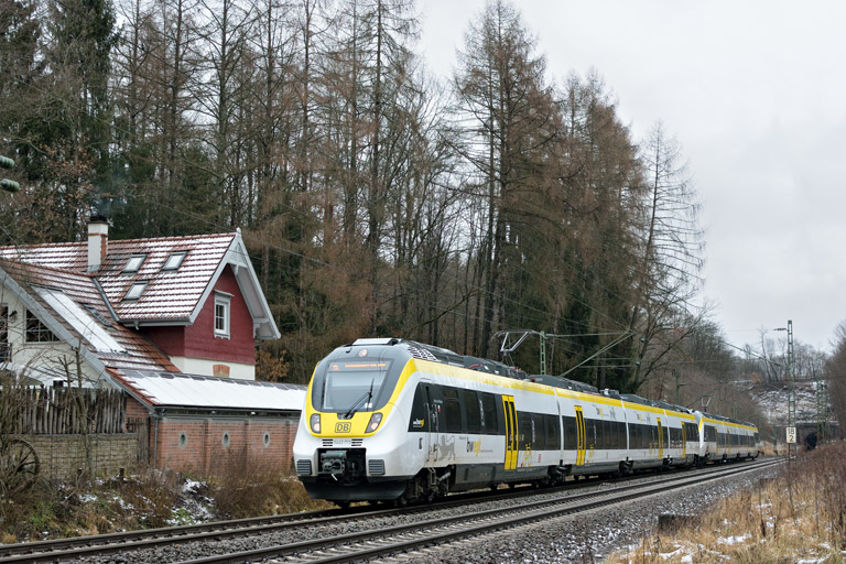 3442 213 und 3442 210 als RE 17607/17657 bei km 18,2 (Januar 2018)