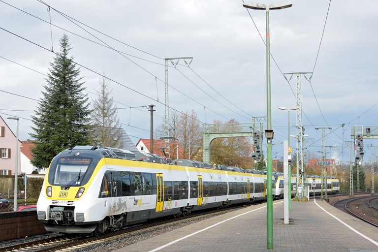 3442 214 und 3442 206 als RE 17605/17655 bei km 16,6 (Januar 2018)