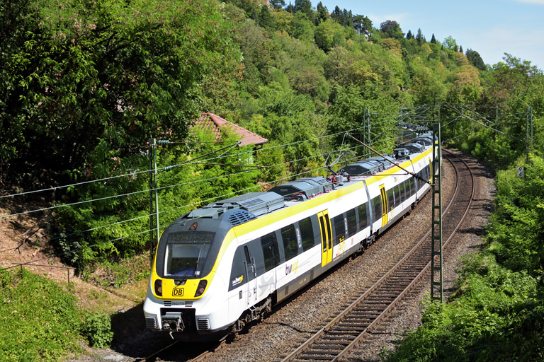 3442 214 und 3442 215 als RE 17607/17657 bei km 9,4 (August 2018)