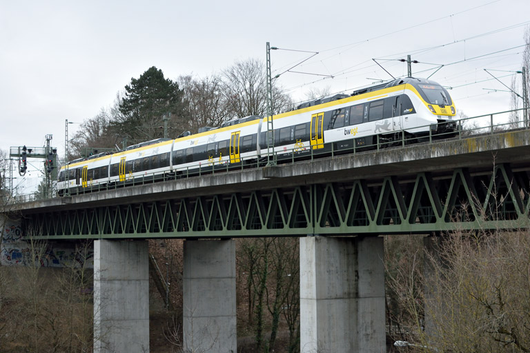 3442 214 als RE 17542 bei km 14,6 (M&auml;rz 2018)