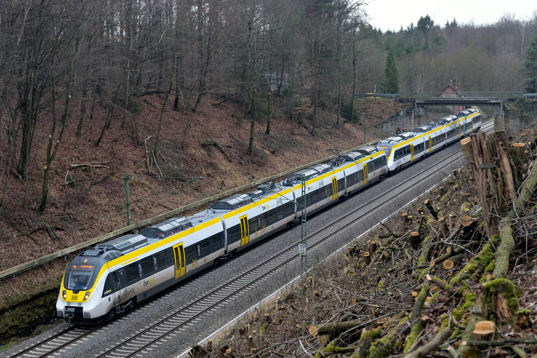 3442 215 und 3442 205 als RE 17658/17608 bei km 19,0 (Dezember 2018)