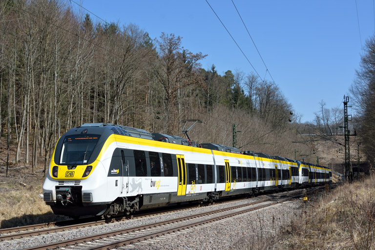 3442 215 und 3442 210 als RE 17607/17657 bei km 18,2 (April 2018)