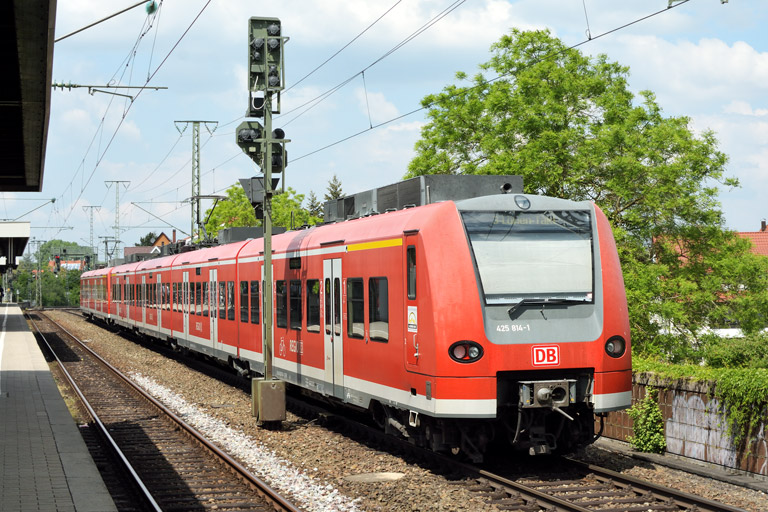 426 510 und 425 814 als Lt 70158 bei km 16,8 (Mai 2018)