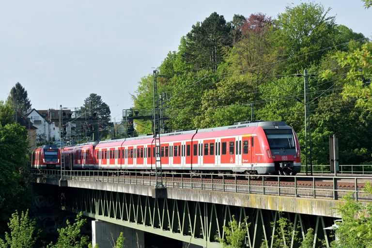 430 559 und Baureihe 430 bei km 14,2 (April 2018)