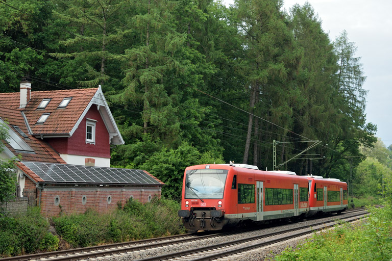650 306 und 650 302 als Lt 26387 bei km 18,2 (Mai 2018)