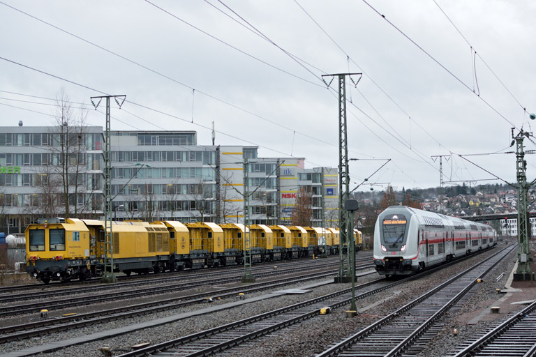 IC 2280/RE 52280 und Schienenschleifzug Speno RR 48 M-5 bei km 15,8 (Januar 2018)