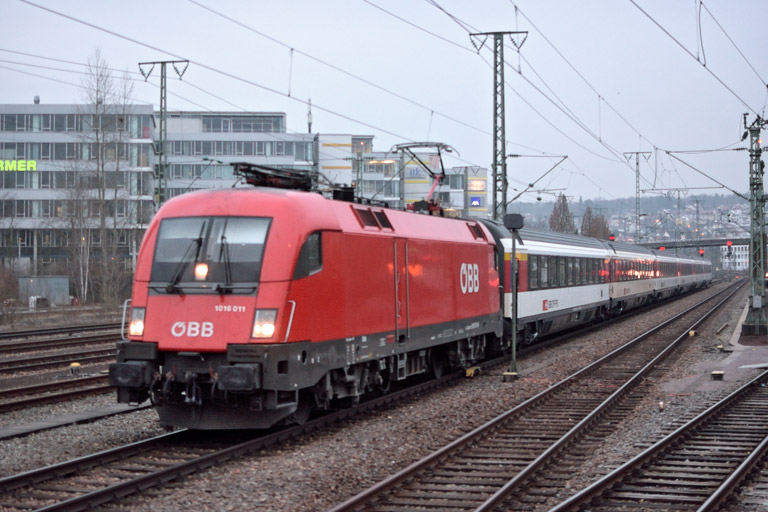 &Ouml;BB 1016 011 mit IC 186 bei km 15,8 (Februar 2018)