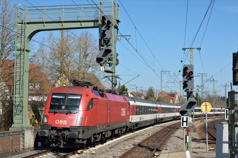 &Ouml;BB 1016 034 mit IC 185 bei km 16,6 (April 2018)