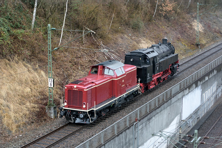 V100 1041 und FK 262 als Tfzf 81717 bei km 13,8 (April 2018)