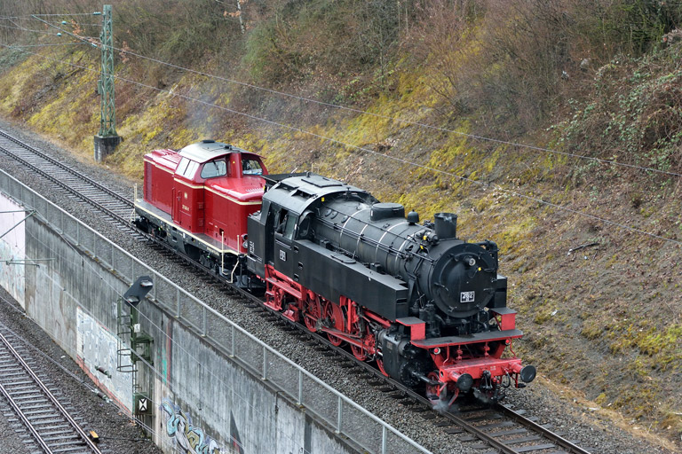 V100 1041 und FK 262 als Tfzf 81717 bei km 14,0 (April 2018)