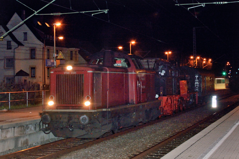 V100 2335 und 78 246 als DbZ 75129 bei km 15,6 (Januar 2018)