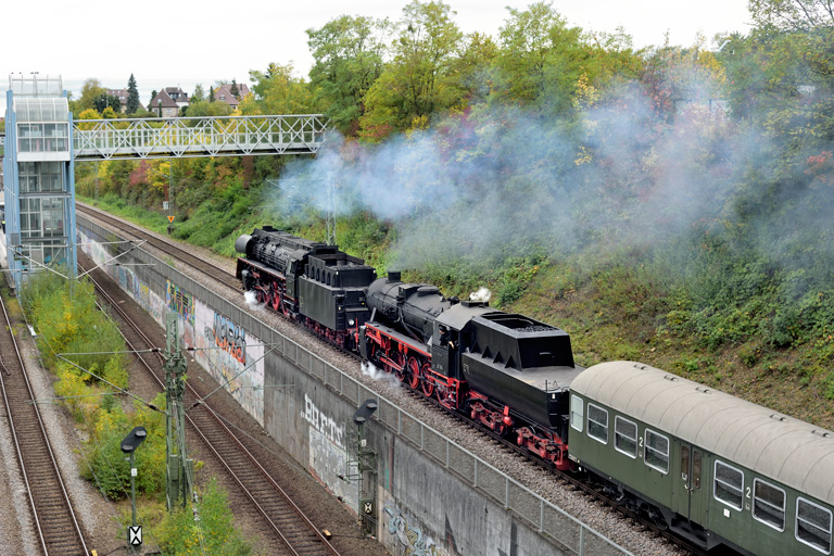 01 519 und 52 7596 mit DLr 20934 bei km 14,0 (Oktober 2019)