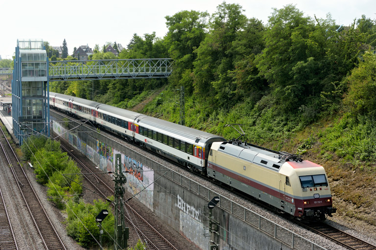101 112 mit IC 282 bei km 14,0 (Juli 2019)