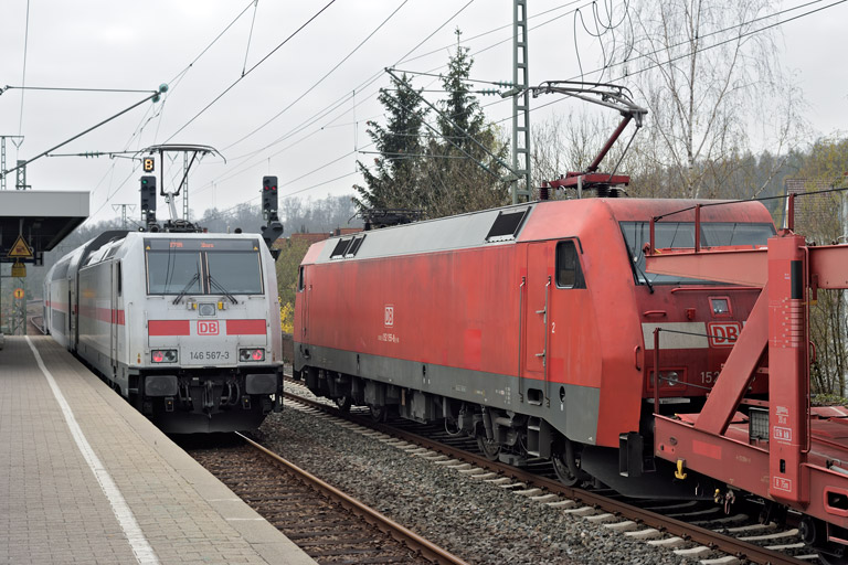 146 567 mit IC 2385/RE 52385 und 152 155 bei km 16,8 (April 2019)
