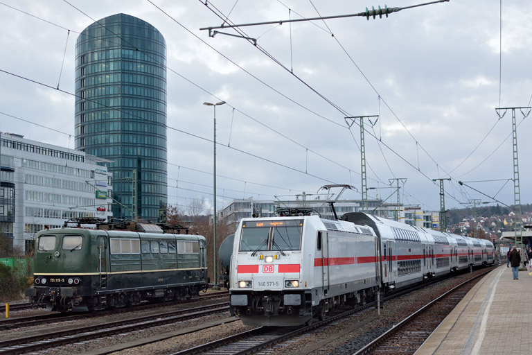 146 571 mit IC 2284/RE 52284 und 151 119 bei km 15,6 (Februar 2019)