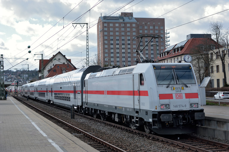 146 574 mit IC 2387/RE 52387 bei km 15,6 (M&auml;rz 2019)
