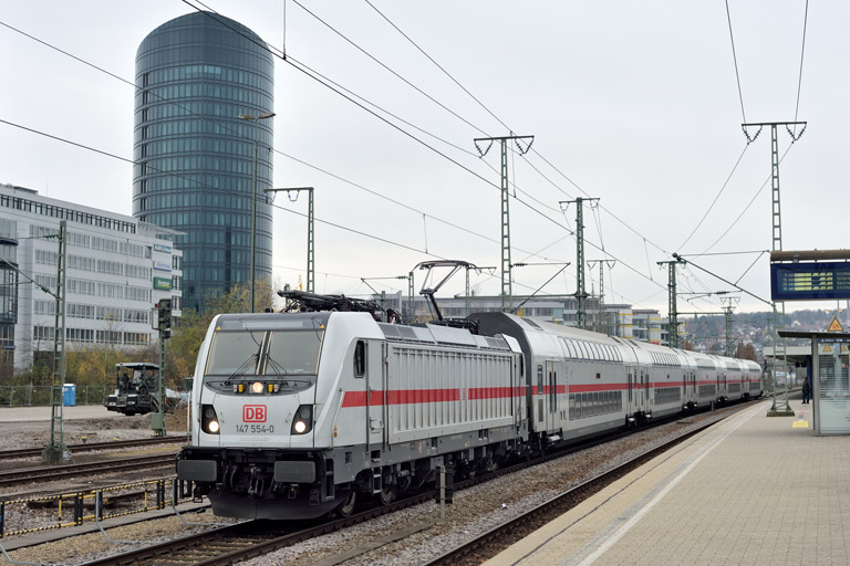 147 554 mit IC 2280/RE 52280 bei km 15,6 (Dezember 2019)