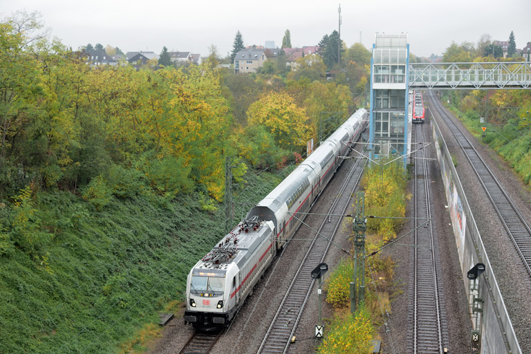 147 557 mit IC 2284/RE 52284 bei km 14,0 (Oktober 2019)