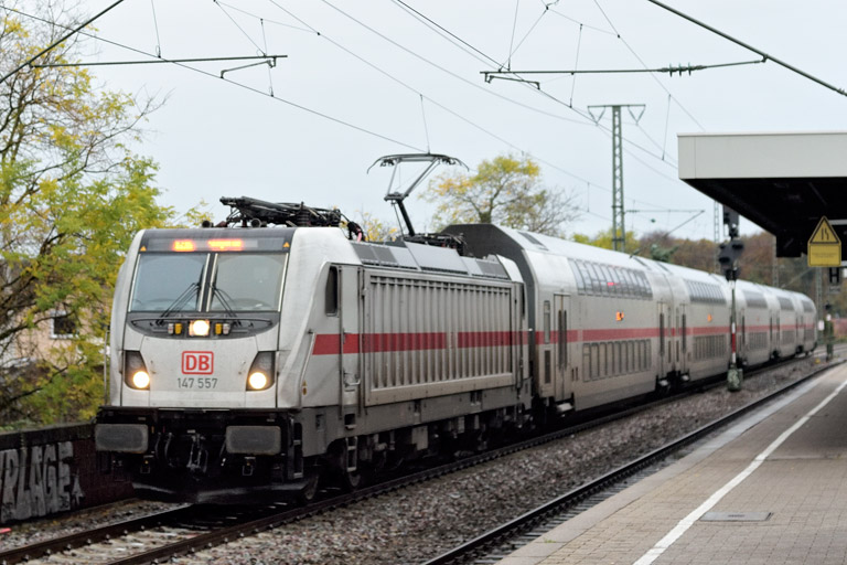 147 557 mit IC 2386/RE 52386 bei km 16,8 (November 2019)